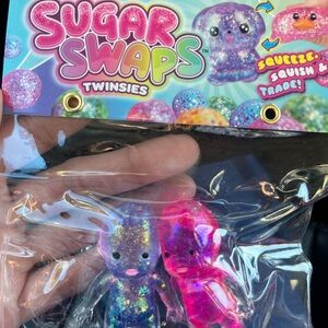 VIRAL Sugar Swap!
Sugar Swaps Twinsies Glitter Twin Figurines - Purple & Pink